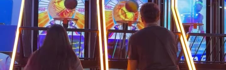 jiuyou-放松身心！克雷桑晒视频，与伴侣在电玩城玩投篮机、足球游戏