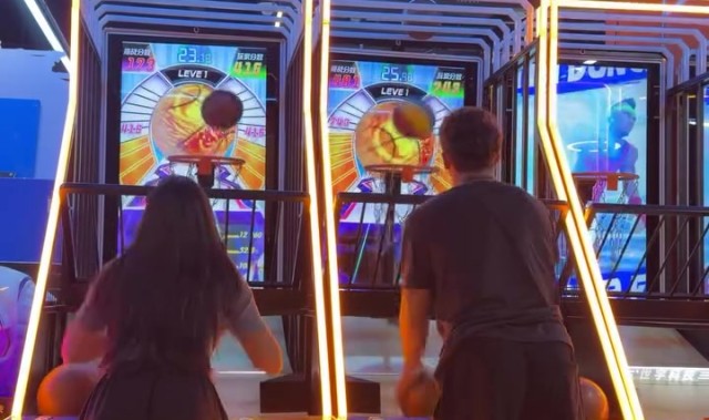 jiuyou-放松身心！克雷桑晒视频，与伴侣在电玩城玩投篮机、足球游戏