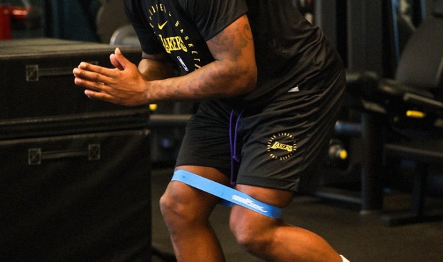 斯玛特积极训练备战新赛季，健康与防守成关键