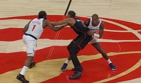 九游首页-关键球！邓恩掩护撞到巴恩斯&amp;裁判吹掩护犯规 快船挑战失败