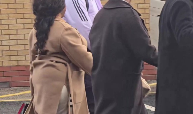 听妈妈的话！在母亲的要求下，多尔古为球迷签名